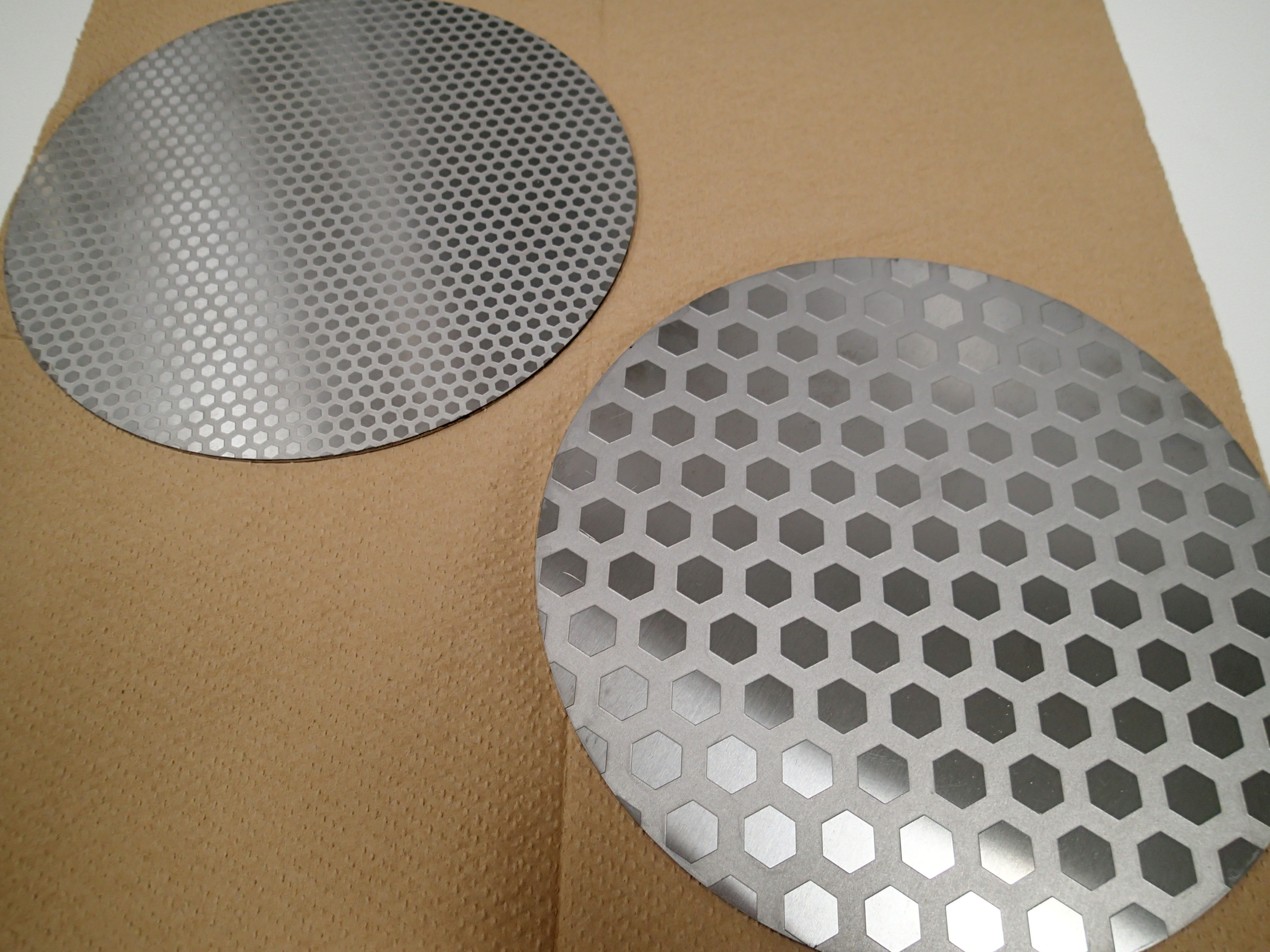 Grooved polishing plates with hexagonal hole pattern